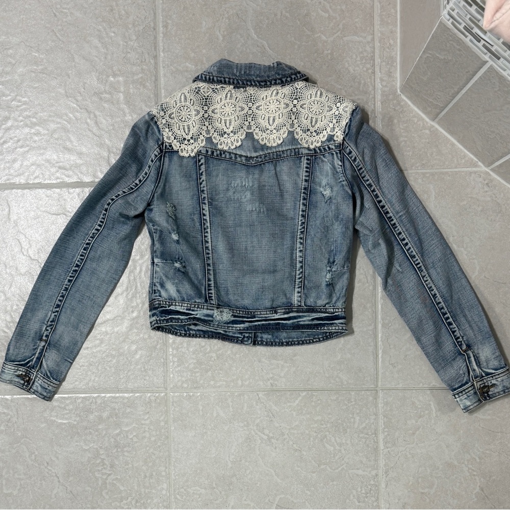 **NEW** - WOMEN’S DENIM DISTRESSED BLUE JEAN JACKET W/LACE (SMALL) - Picture 2 of 8